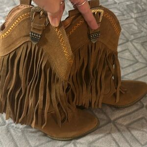 Very Volatile short boots with tassels!